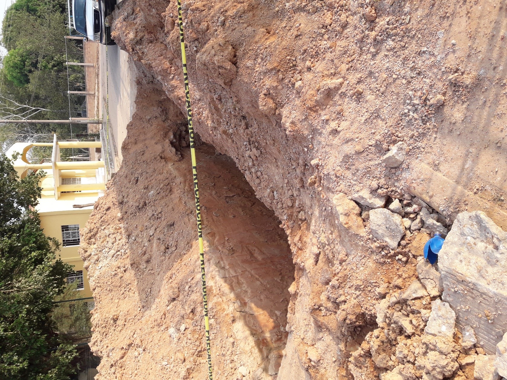 EXCAVACION A MAQUINA EN MATERIAL TIPO II DE 0.00 A 2.00 M. DE PROFUNDIDAD, INCLUYE: RETIRO DE TUBO EXISTENTE, AFINE DE TALUDES Y FONDO, MANO DE OBRA, HERRAMIENTA Y EQUIPO NECESARIO.					
					
					
					
